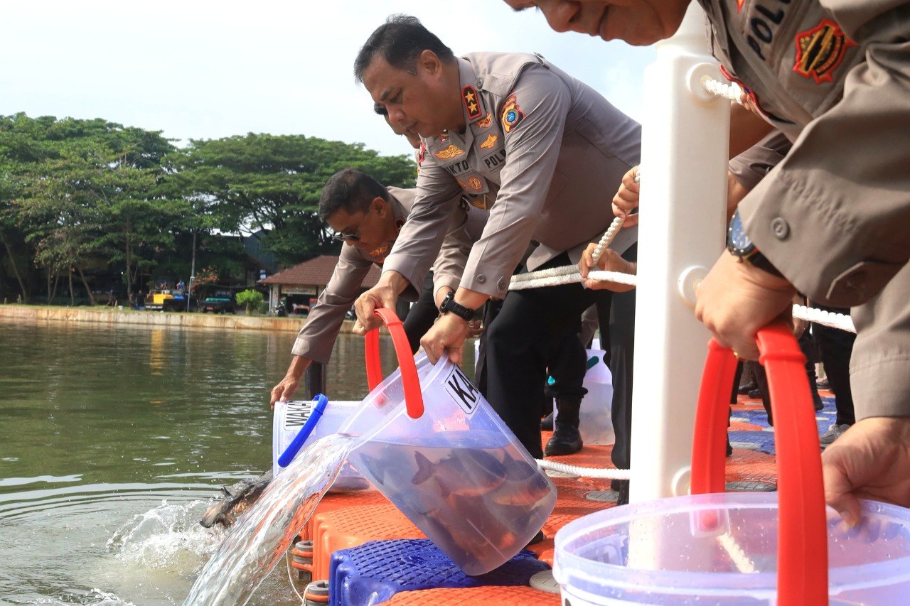 Tebar 8.000 Ikan di Kolam Bhaypark Polda Babel, Kapolda Viktor Sihombing Siapkan Lomba Mancing HUT Bhayangkara ke-80