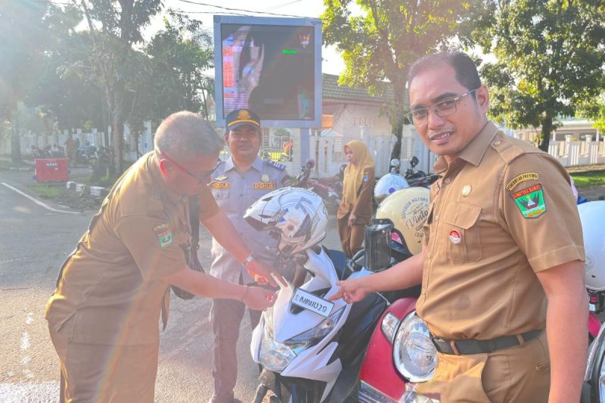 2.748 Kendaraan ASN di Pasaman Barat Menunggak Pajak, Pemkab Pasang Stiker Peringatan di Badan Mobil