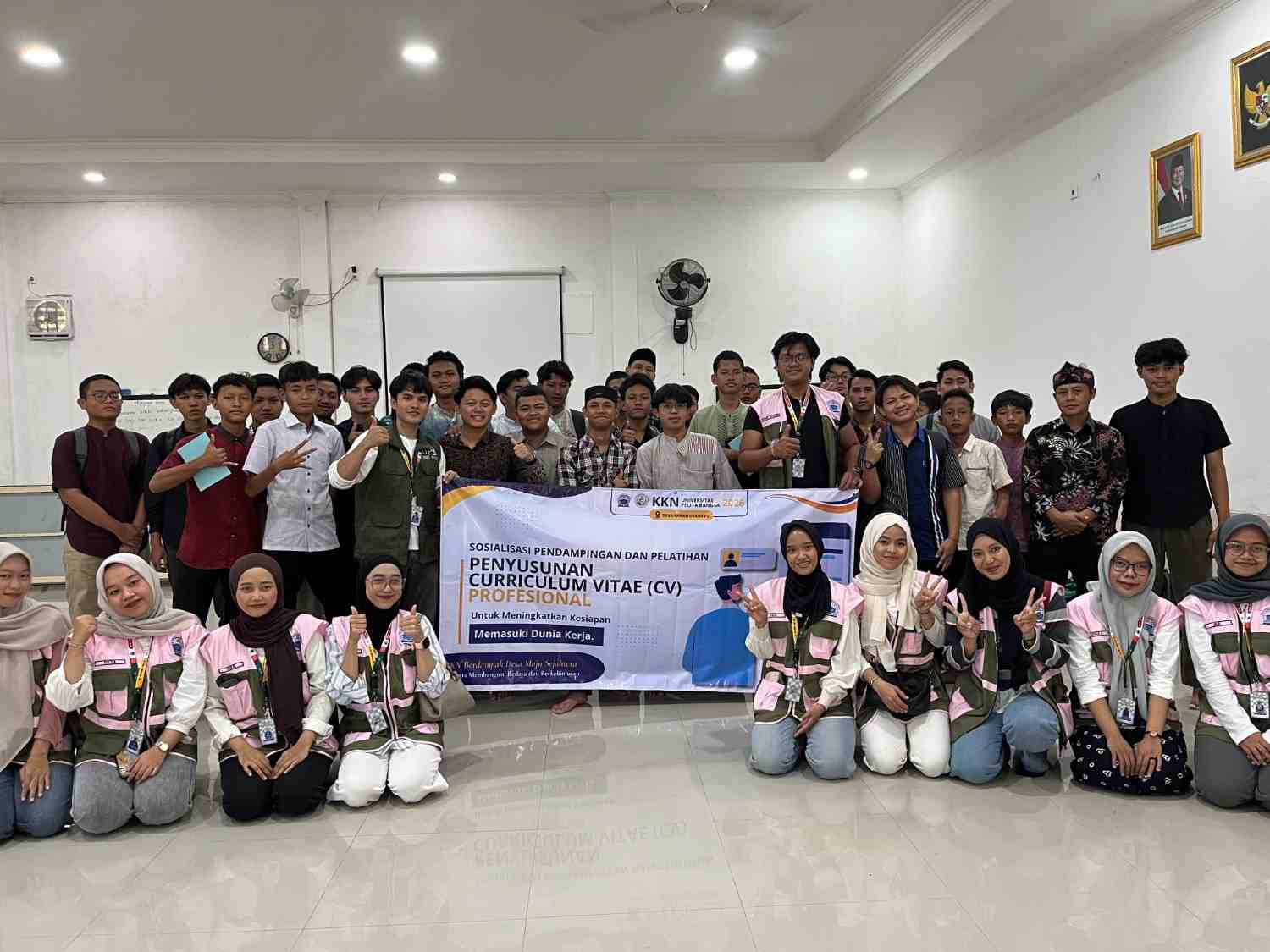 Mahasiswa KKN Universitas Pelita Bangsa Bekali Warga Desa Karangrahayu Kemampuan Susun CV Profesional untuk Lamaran Kerja