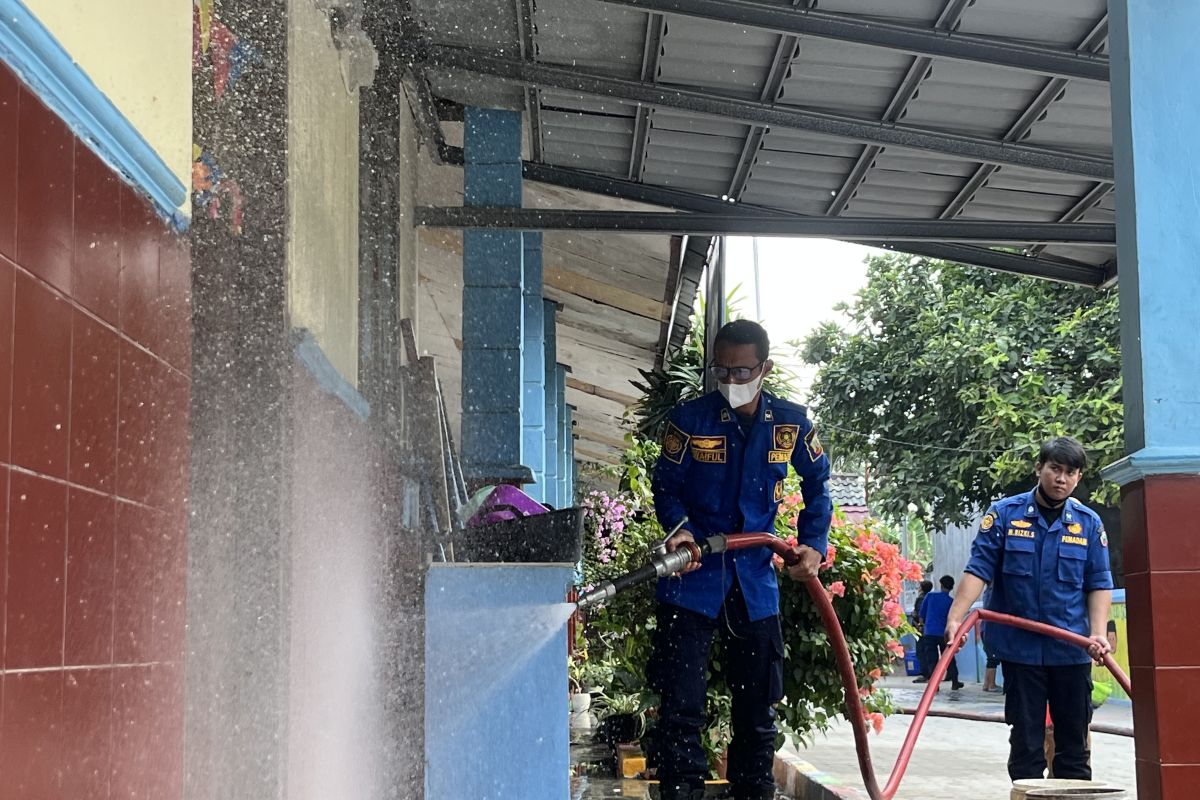 Damkarmat Lampung Selatan Siram Abu Vulkanik Gunung Anak Krakatau di 6 Sekolah, Fasilitas Umum Jadi Prioritas
