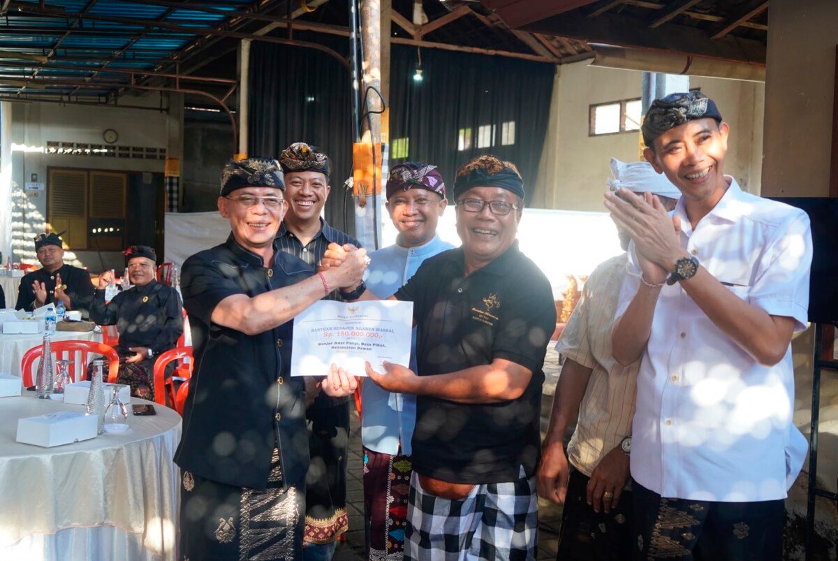 Bupati Klungkung I Made Satria Salurkan Bantuan Ngaben Massal ke Empat Desa Adat, Total Rp445 Juta untuk Pitra Yadnya