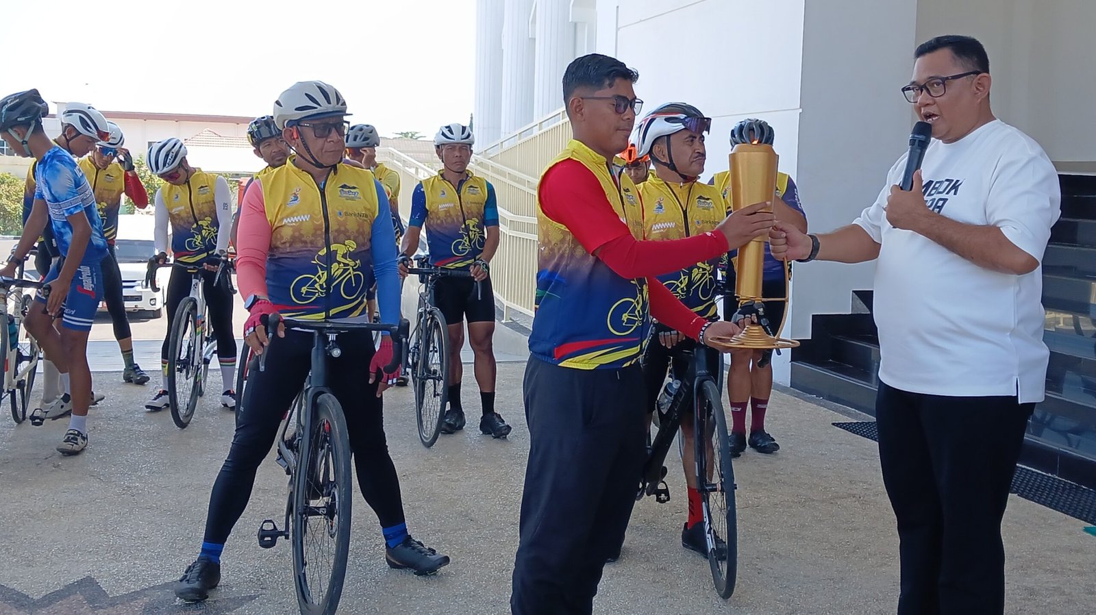 Kirab Obor Porprov XII NTB Tiba di Lombok Utara Usai Tempuh 490 Kilometer dari Bima, Api Sempat Padam