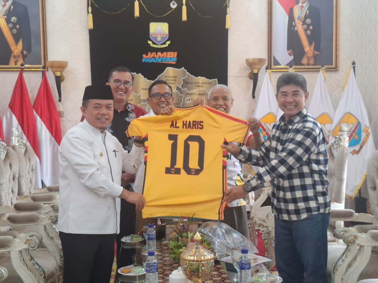 Gubernur Jambi Al Haris Buka Turnamen Urawa Cup VI, Tak Hanya Seremoni tapi Juga Turun ke Lapangan Lawan Tim Legenda