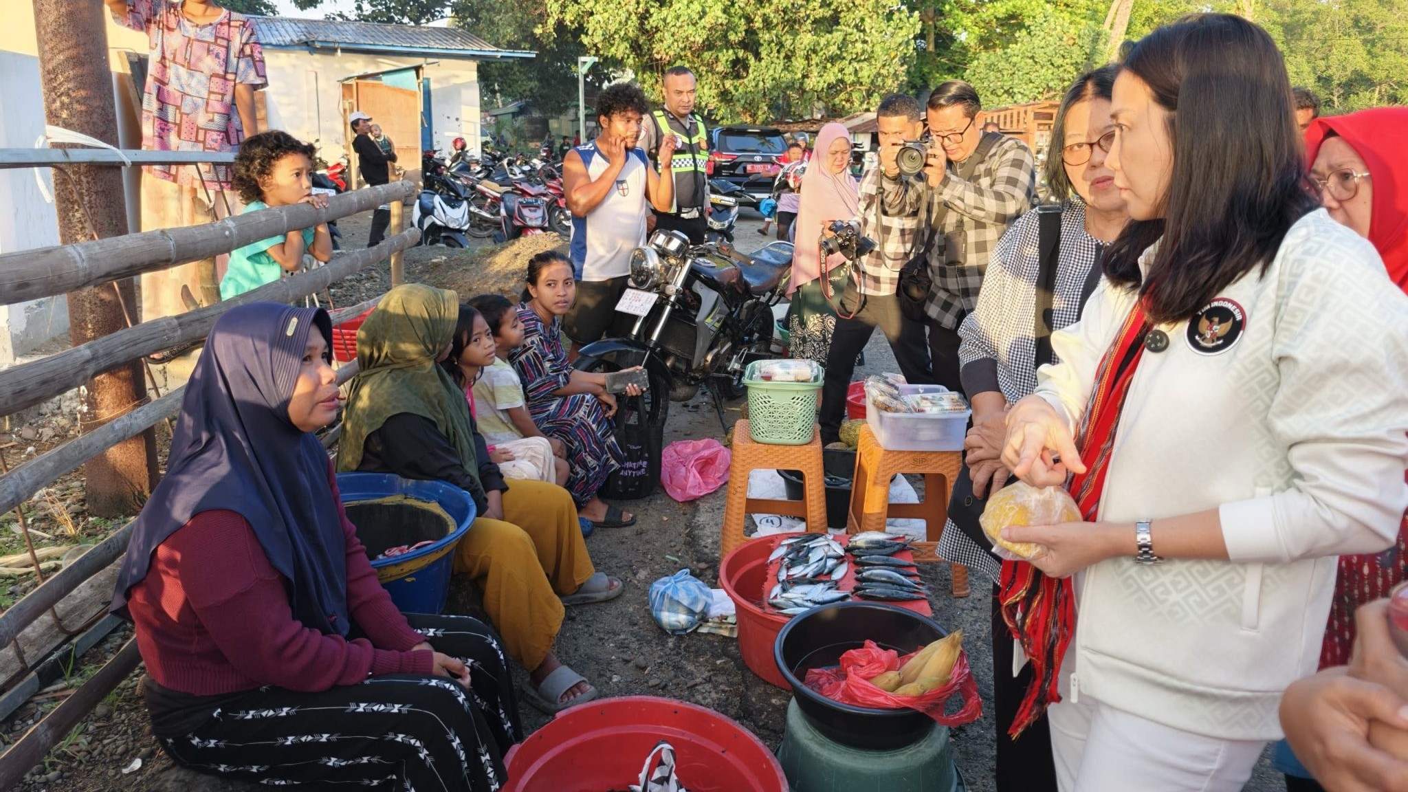 Wamen PPPA Veronica Tan Serap Aspirasi Perempuan Pesisir di Pasar Ikan Laha, Maluku