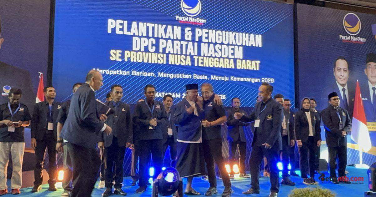 Mantan Sekda Sumbawa Barat dan Pimpinan Yayasan Al-Hidayah Resmi Gabung NasDem NTB, Disematkan Jaket Partai di Rakerwil