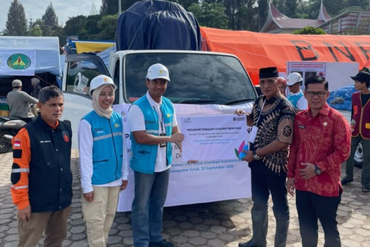 PLN UID Sumbar Salurkan Bantuan untuk Warga Solok Terdampak Galodo, Serahkan ke Pemkab Arosuka