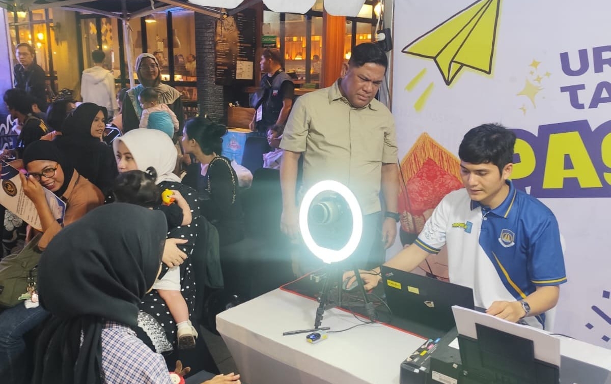 Malam Hari di Car Free Night Kesawan, Kakanwil Imigrasi Sumut Tinjau Langsung Layanan Paspor yang Disambut Antusias 24 Pemohon