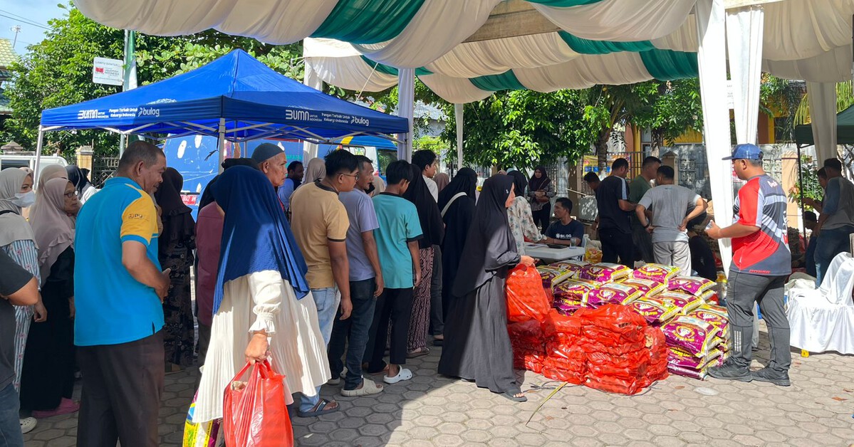 Warga Banda Aceh Beli Paket Sembako Rp203 Ribu di Pasar Murah Jelang Idul Adha, Diskon Rp99 Ribu per Paket