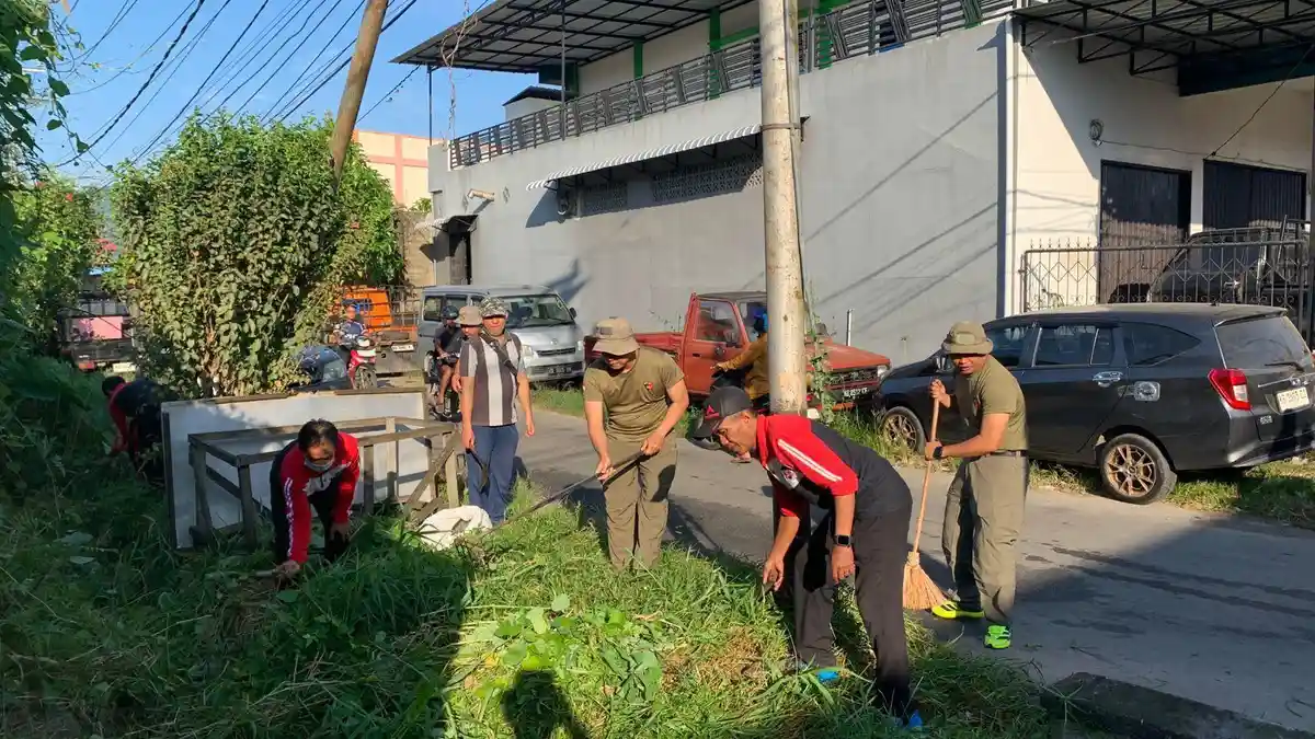 Satbrimob Polda Kalbar dan Pemkot Singkawang Gelar Kerja Bakti Massal, Bersihkan 5 Titik Saluran Air
