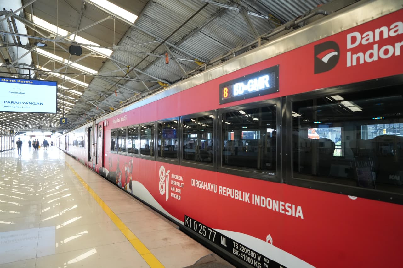 Sambut HUT ke-81 RI, KAI Daop 2 Bandung Pasang Ornamen Kemerdekaan di Seluruh Stasiun dan Hias 3 Kereta Api