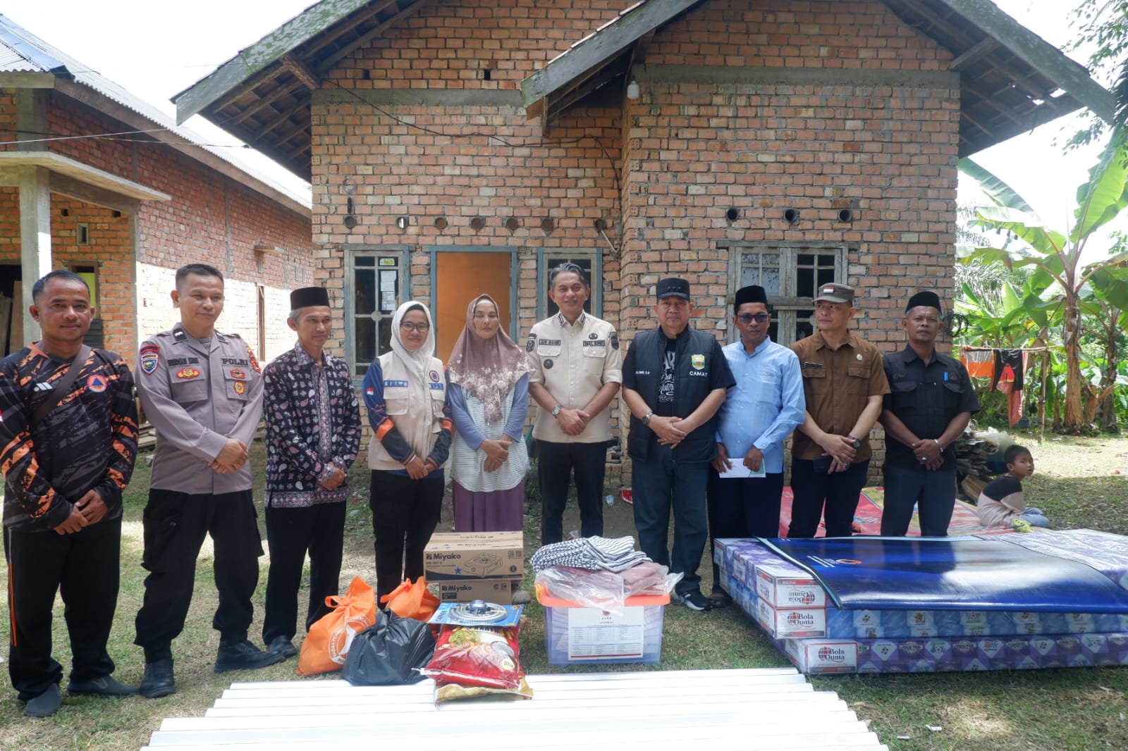 Wabup Muaro Jambi Junaidi H. Mahir Serahkan Bantuan Langsung ke Korban Kebakaran di Sengeti, Instruksikan Percepatan Dokumen Terbakar