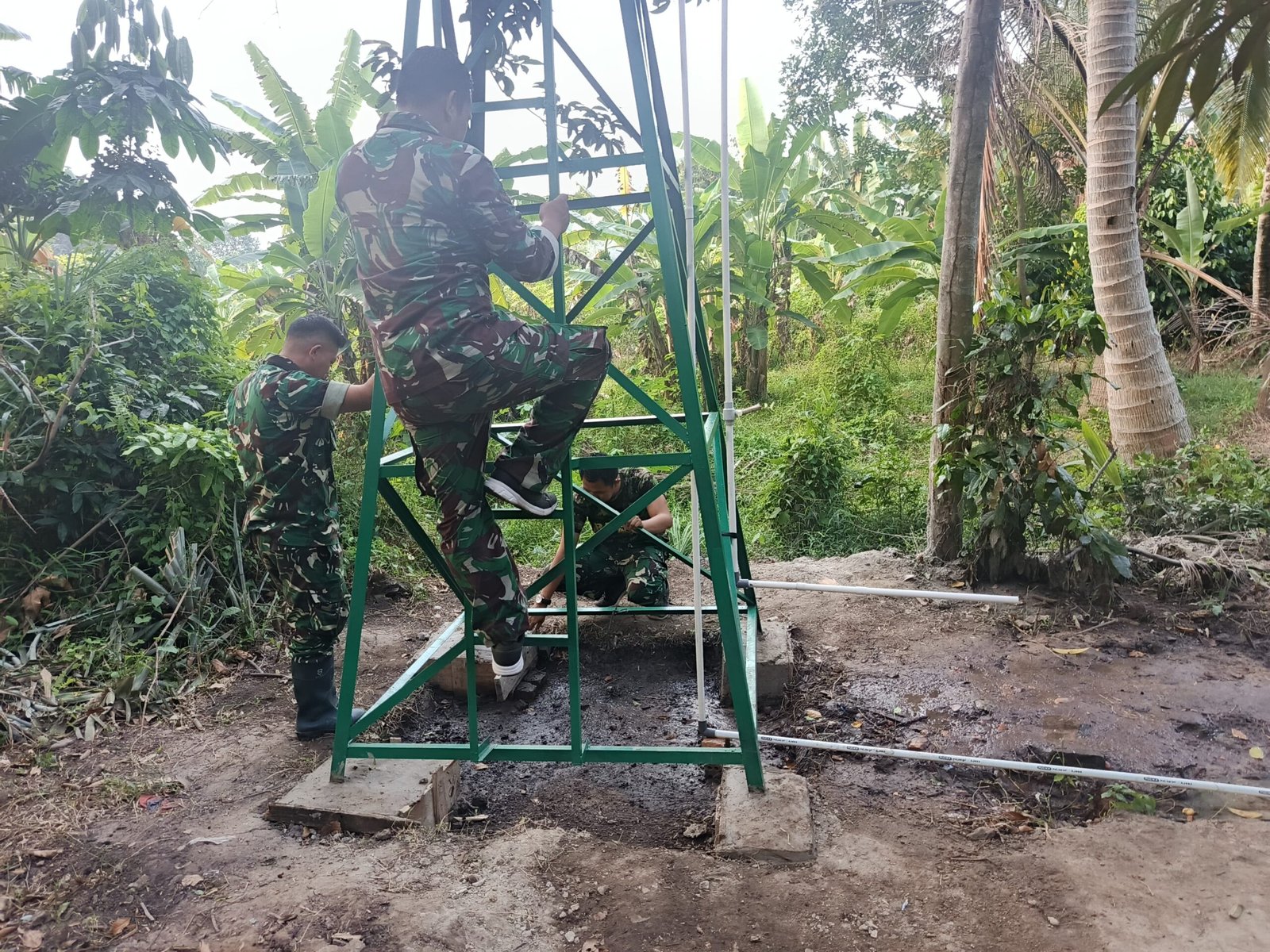 Satgas TMMD ke-129 Palembang Pastikan Tower Tandon Air Sumur Bor di Kampung Kreatif Pelangi Berfungsi Optimal
