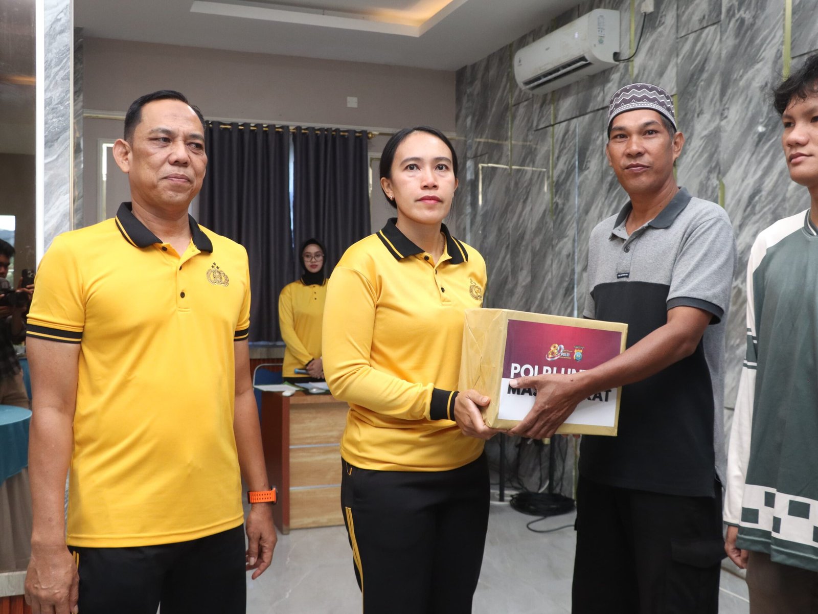 Nobar Piala Dunia 2026 dan Bansos 52 Paket Sembako Warnai HUT Bhayangkara ke-80 di Polres Karimun