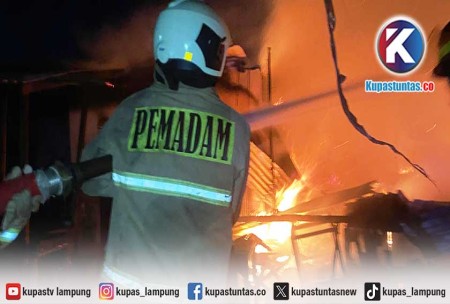 Kebakaran Pasar Tempel Kuripan Bandar Lampung Hanguskan 20 Lapak dan 1 Kios Permanen, Kerugian Capai Rp 38,75 Juta