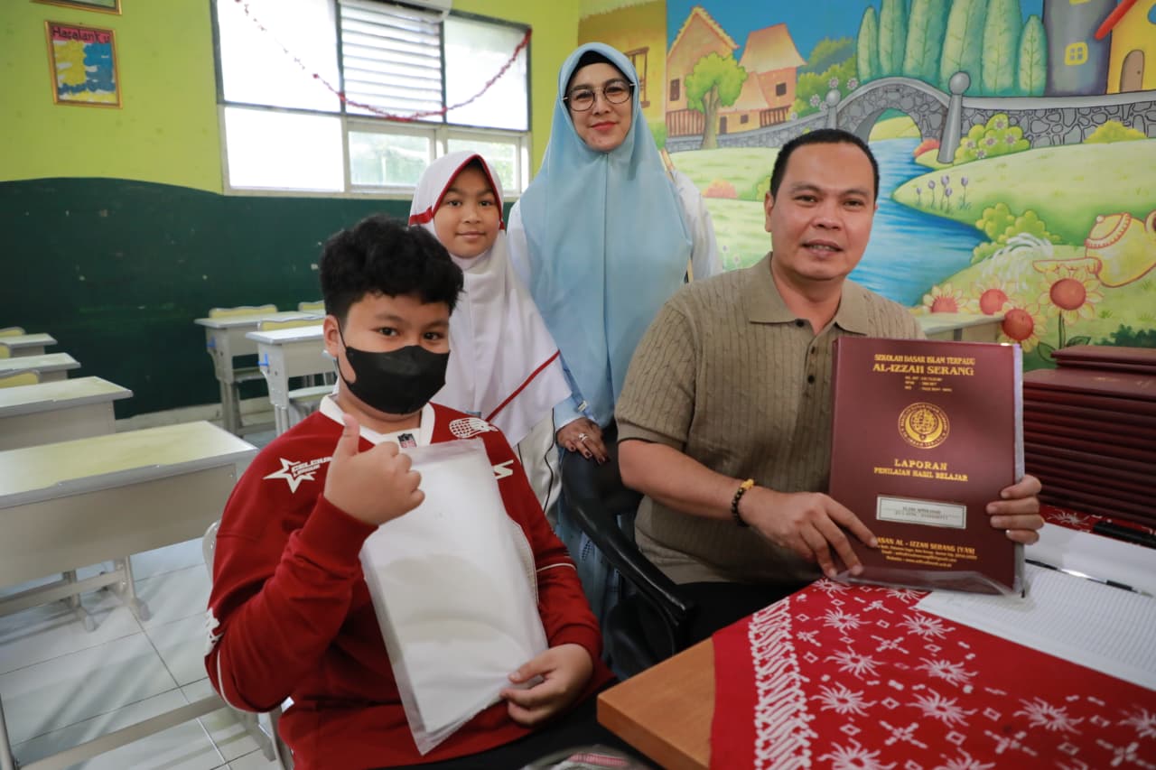 Walikota Serang Budi Rustandi Ambil Rapor Anak di SDIT Al-Izzah, Jadi Contoh Nyata Program GEMAR