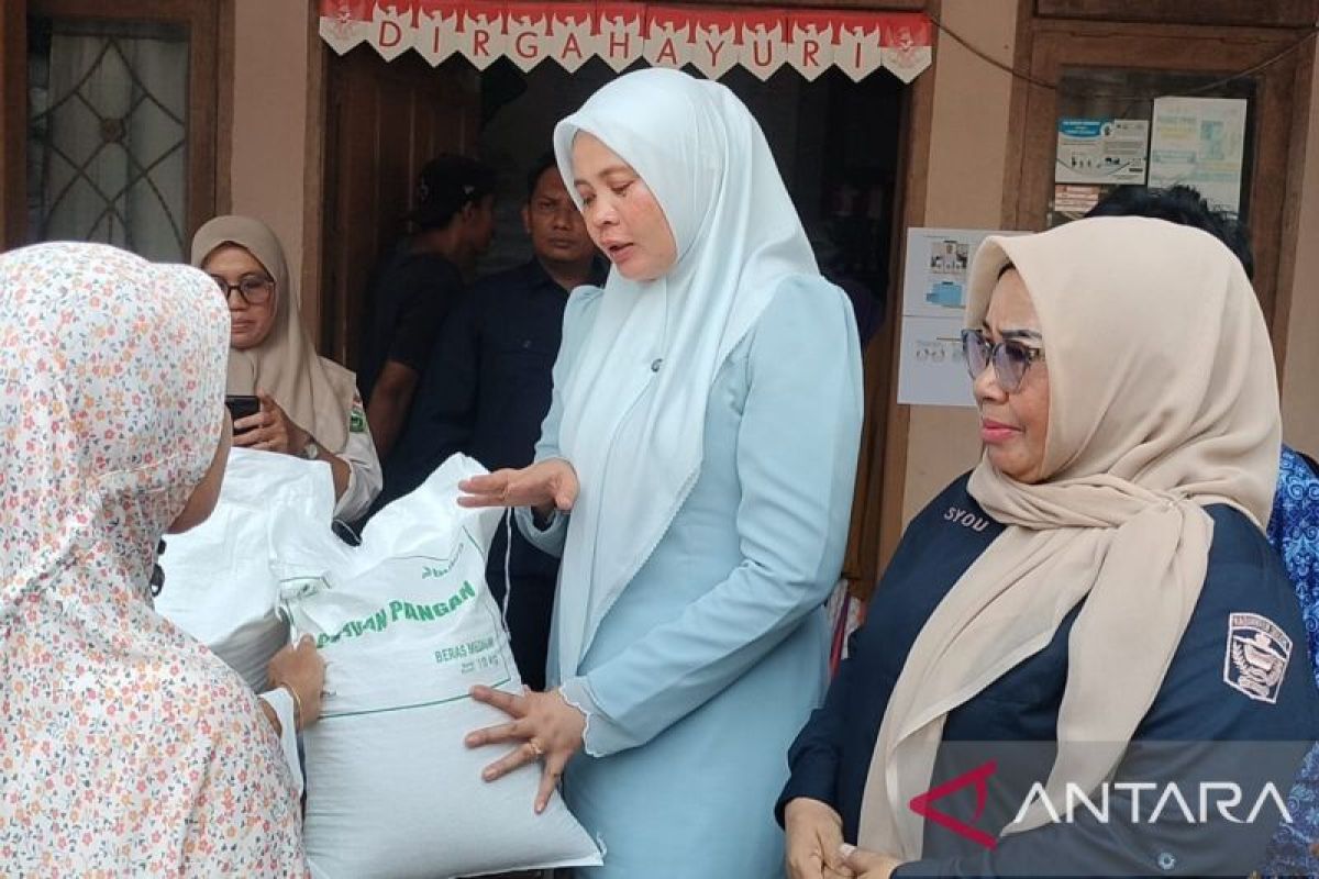 Pemkab Solok Salurkan 36 Ton Beras CPP ke 1.213 KK, Disertai 8.000 Bibit Lele dan Kacang Hijau untuk 46 Balita