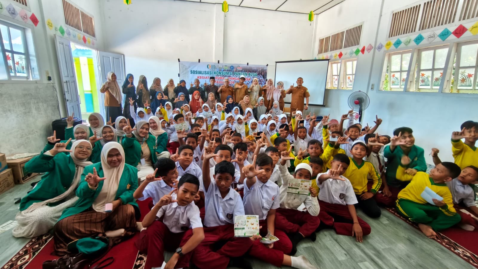 10 Mahasiswa KKN Tematik Literasi USK Ajak Siswa SDN Lambirah Belajar Literasi dan Pangan Bergizi Bersama Dinas Pangan Aceh Besar