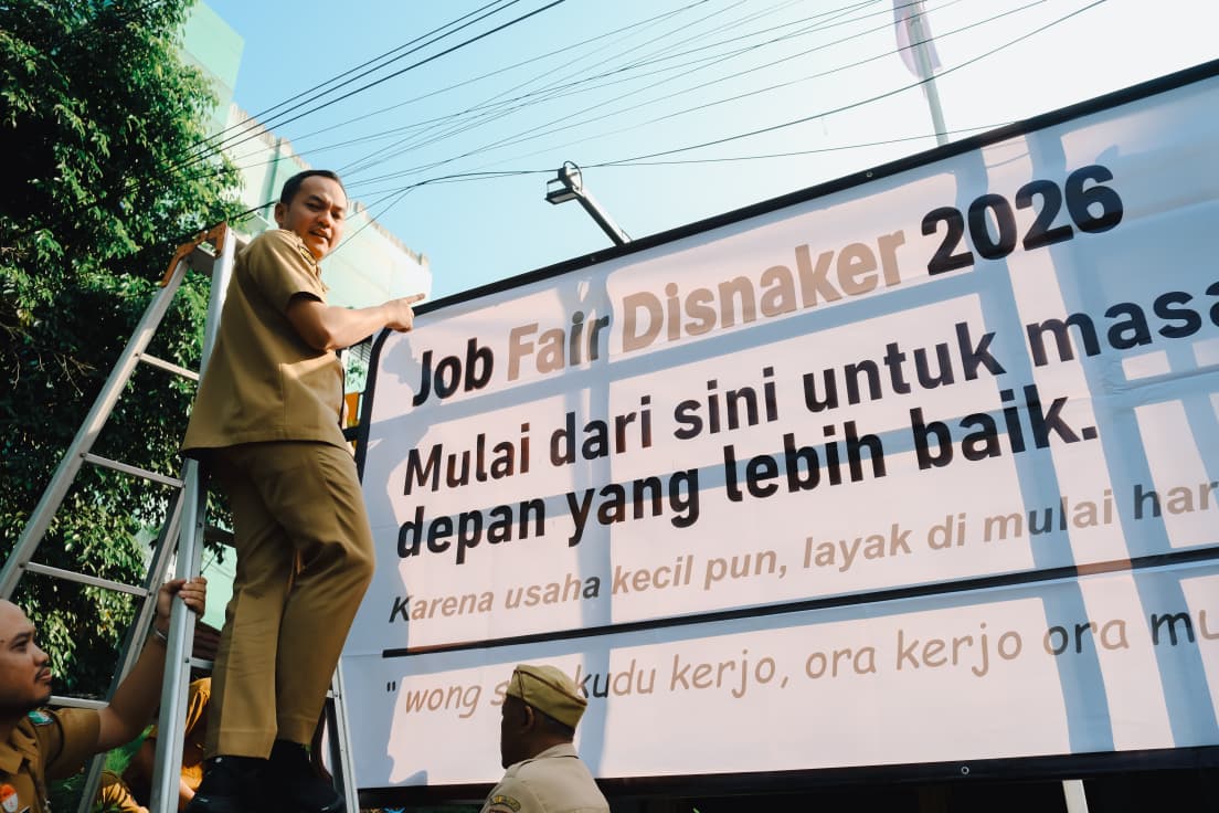 Wali Kota Solo Respati Ardi Pasang Baliho Lowongan Kerja Ber-QR Code di Depan Disnaker, Peluang hingga Jepang Bisa Diakses Warga