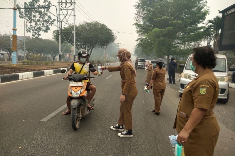 Dinkes Palangka Raya Bagikan 1.000 Paket Masker dan Suplemen ke Warga Terdampak Kabut Asap Karhutla