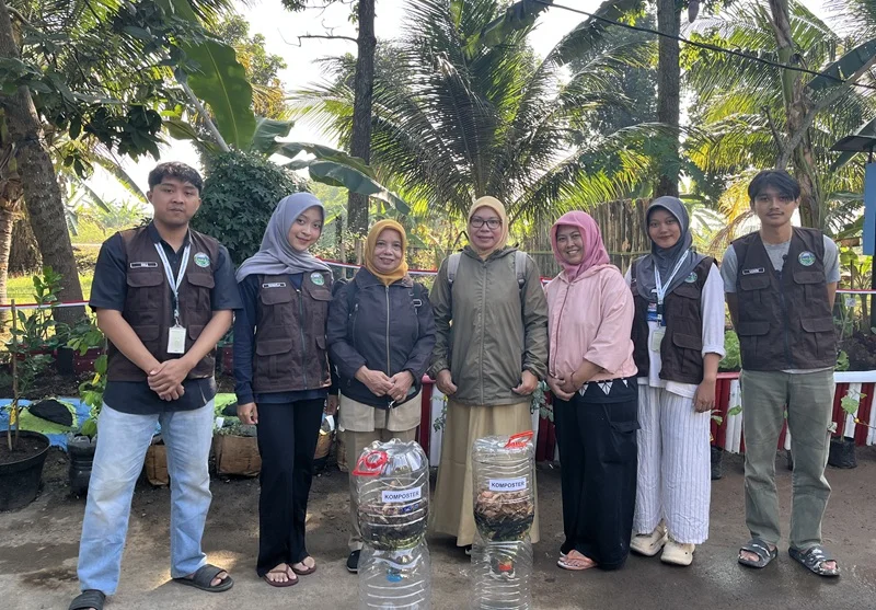Mahasiswa KKN UPGRIS di Ambarawa Ajari Warga Ubah Sisa Sayur dan Buah Jadi Pupuk Organik