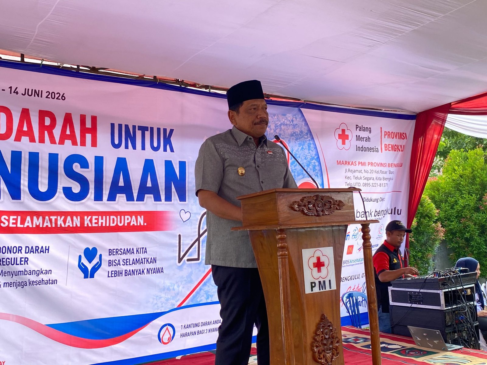 Peringati Hari Donor Darah Sedunia, Wagub Bengkulu Mian Serahkan Penghargaan untuk Pendonor 50 Kali
