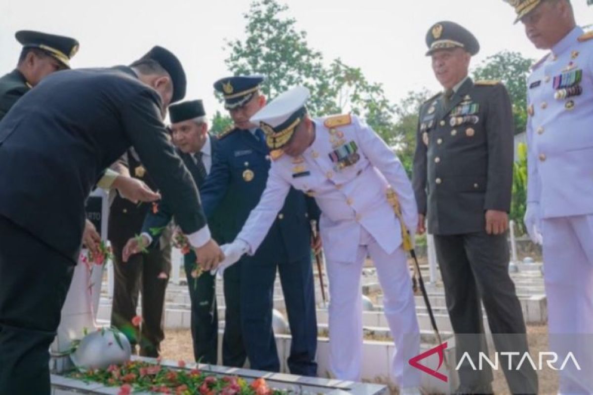 Kodaeral IX Ambon Ziarah ke TMP Kapahaha Jelang HUT ke-81 TNI, Laksamana Risahdi Sebut Semangat Perjuangan Pahlawan