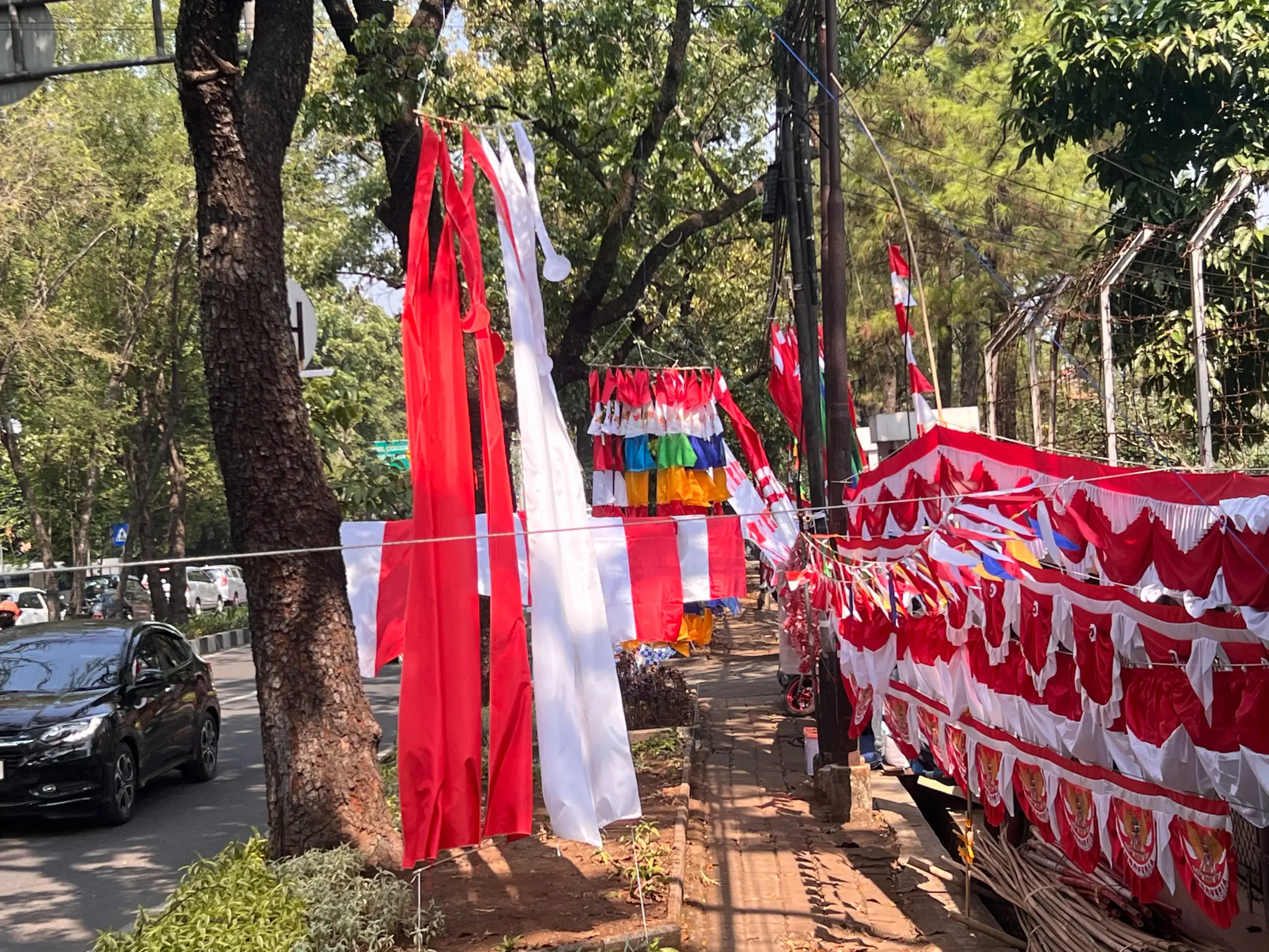 Pedagang Bendera di Trotoar Kota Bandung Siap Pindah Asal Disediakan Lokasi Strategis, Teguran Petugas Tak Cukup Atasi Masalah