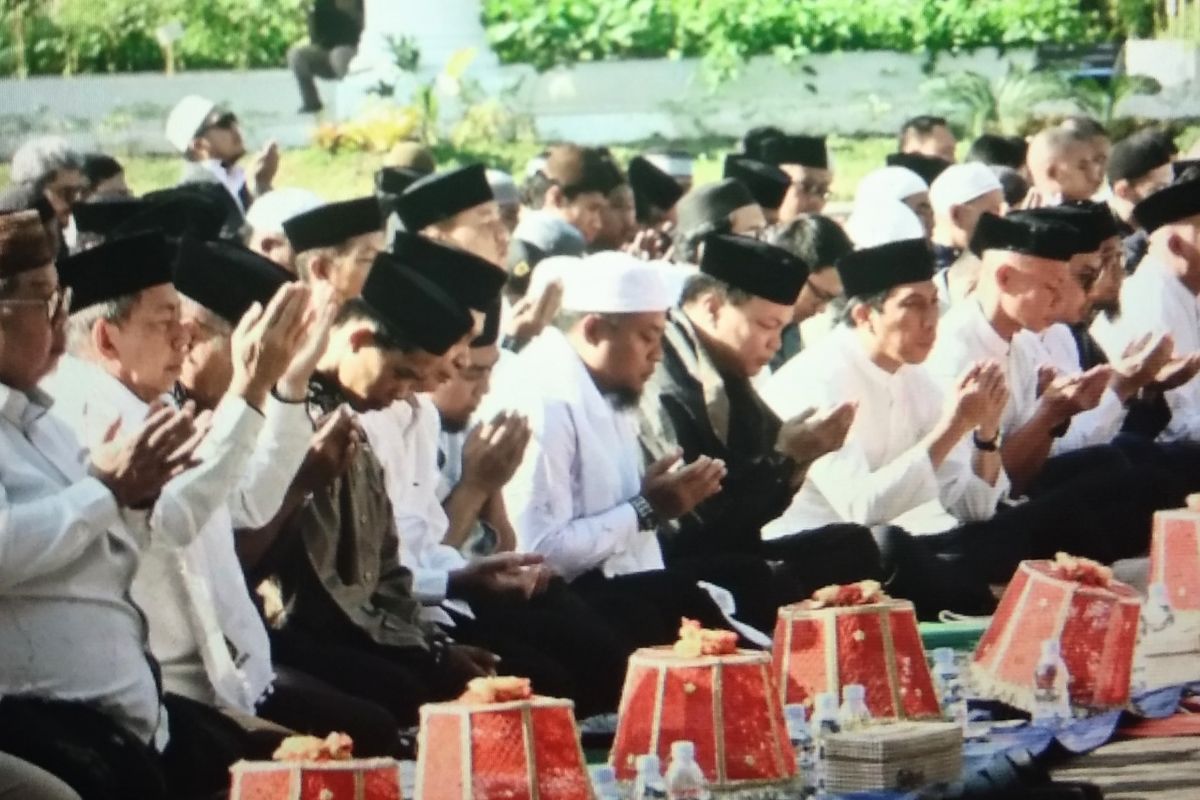 Ribuan Warga Makassar Shalat Istisqa Bersama Gubernur Sulsel Andi Sudirman, Memohon Hujan di Tengah Kekeringan Panjang
