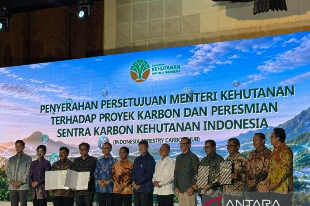 Menteri Kehutanan Serahkan SK Karbon 238.281 Ton COe untuk Lanskap Bujang Raba di Bungo, Jambi