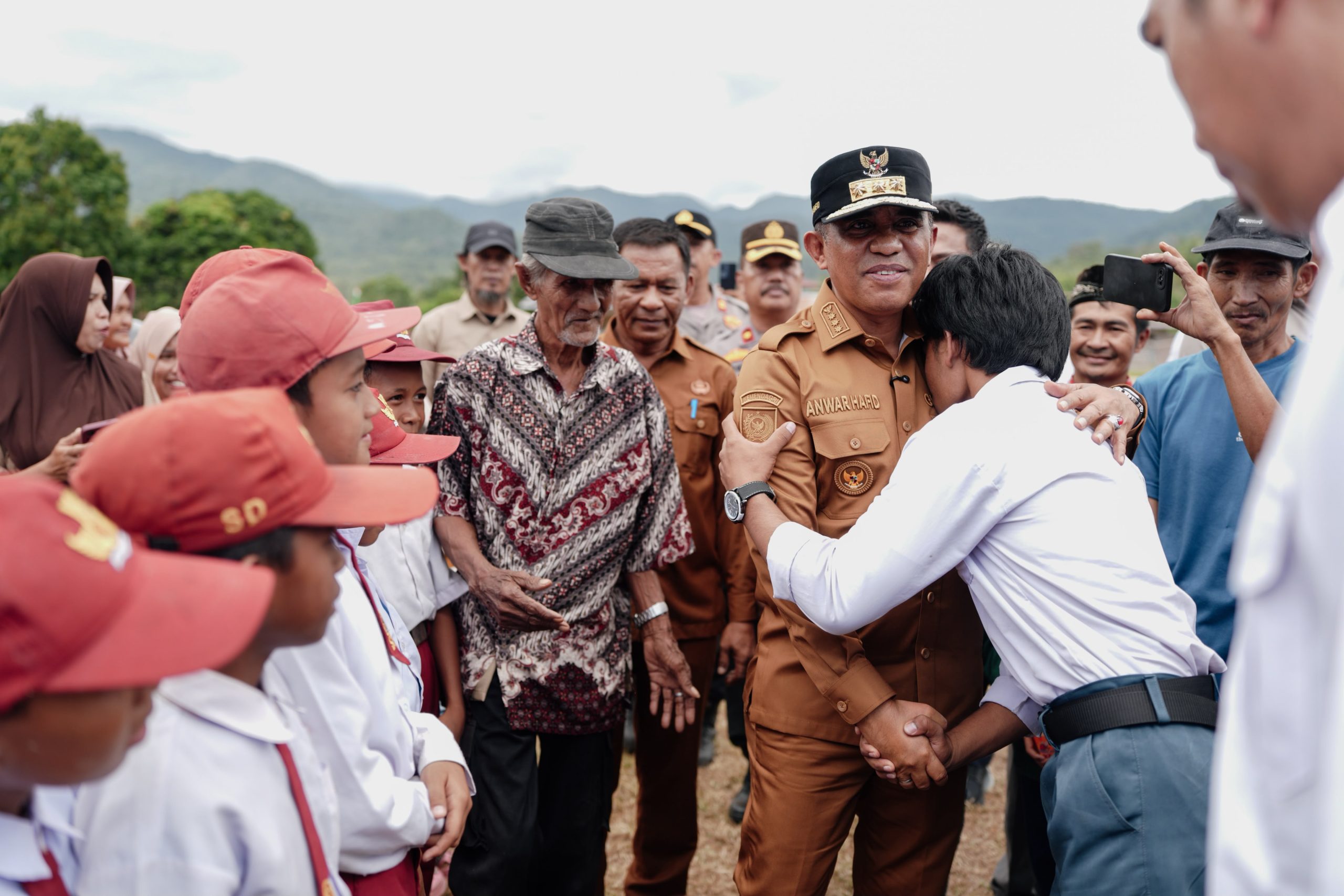 Gubernur Sulteng Anwar Hafid Tinjau Desa Mire di Tojo Una-Una, Infrastruktur dan Pendidikan Jadi Prioritas Warga
