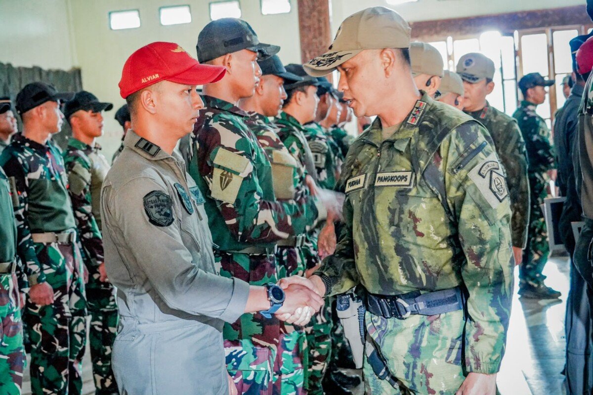 Pangkoops TNI Habema Beri Penghargaan ke Personel Misi Evakuasi Pilot AS dan Pasutri Korban Penembakan di Yahukimo