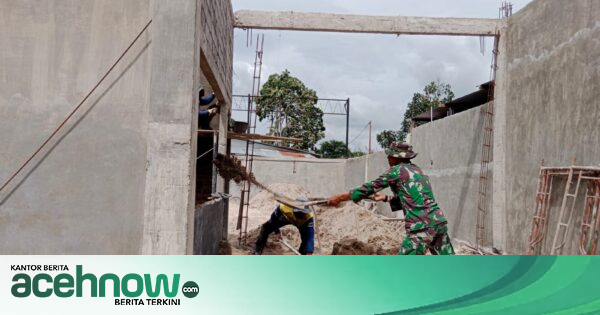 Babinsa Koramil 09/Ketol Gotong Royong Timbun Lantai Rumah Warga di Aceh Tengah, Bantu Warga Kurang Mampu