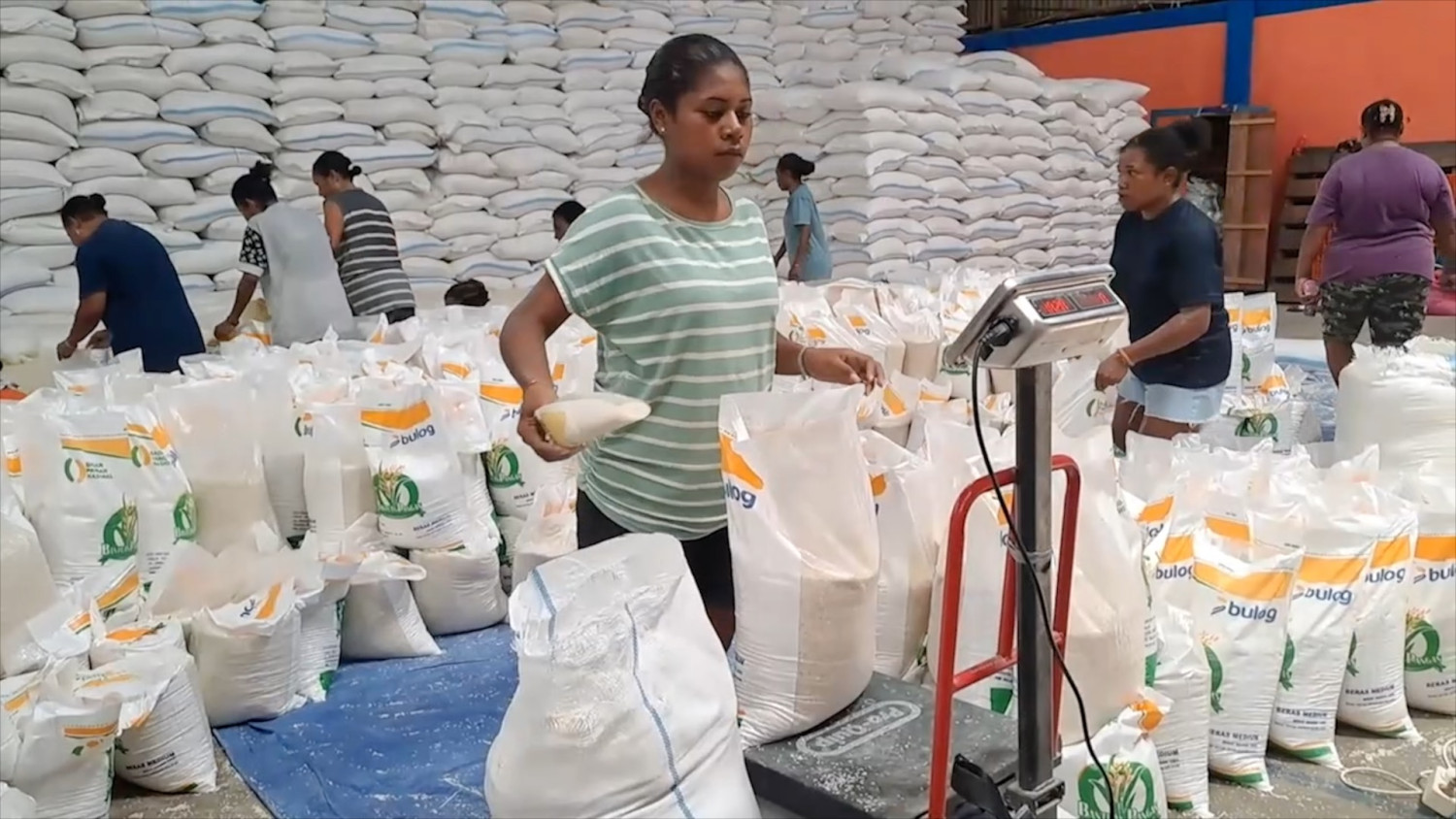 Pemkot Jayapura dan Bulog Papua Salurkan 1.122 Ton Beras Bantuan Pangan untuk 37.401 Penerima
