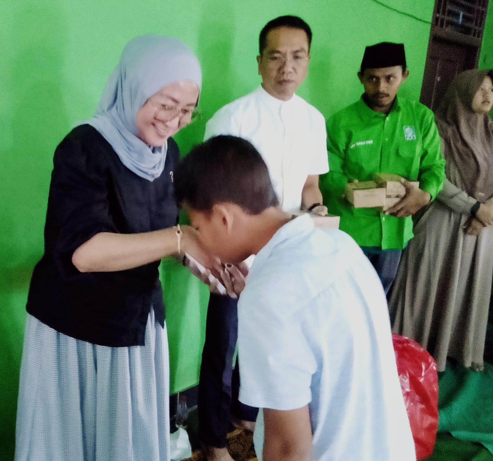 Anggota DPRD Kabupaten Bogor Nunur Nurhasdian Santuni Puluhan Anak Yatim di Cariu, Berpesan Jangan Patah Semangat