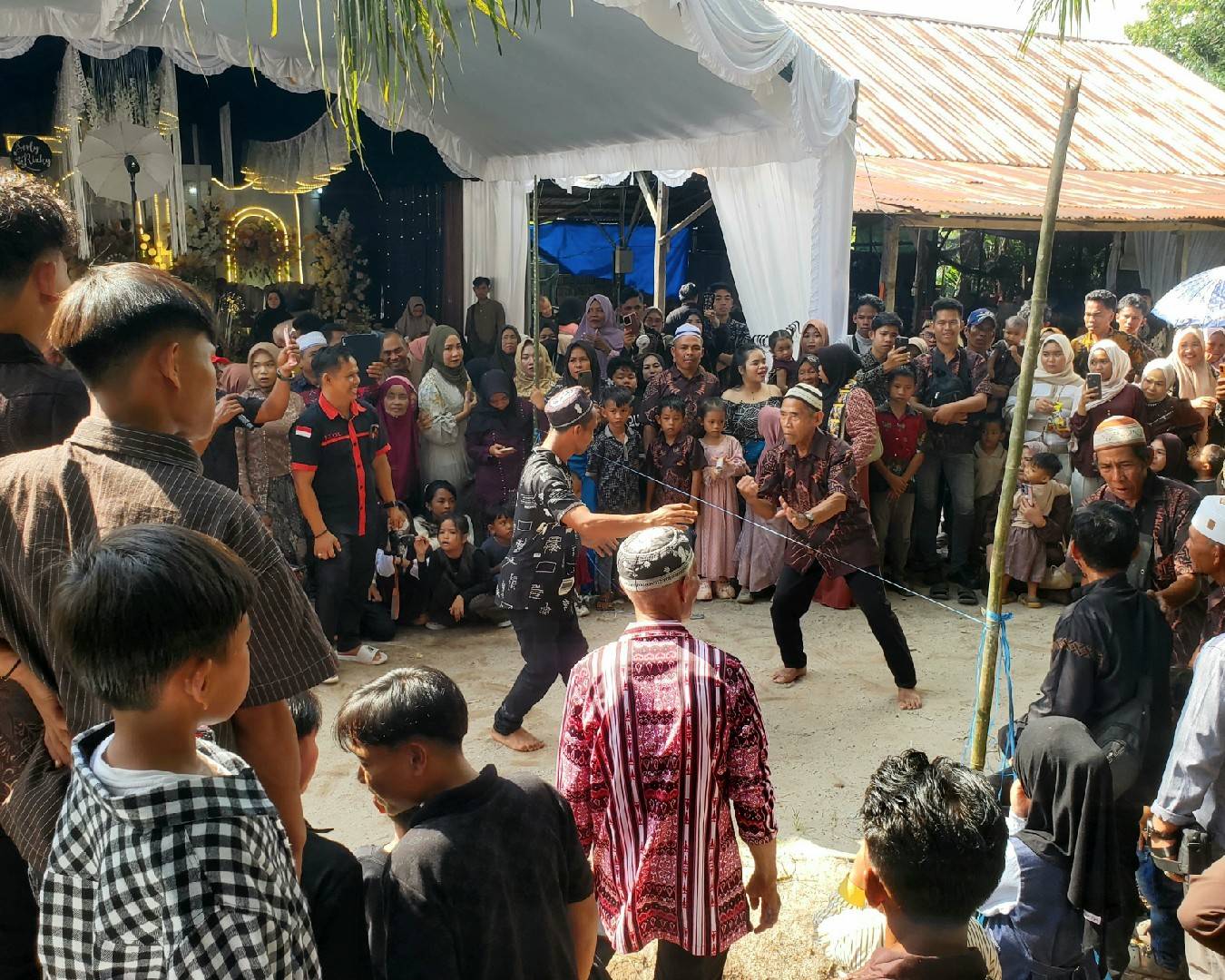 Tradisi Lawang Sakepeng Warnai Resepsi di Sampit, Generasi Muda Ikut Jaga Warisan Dayak Ngaju