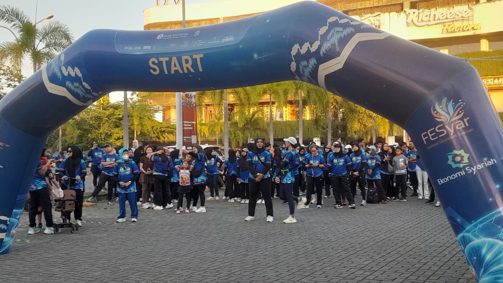 Jalan Sehat di Mataram Disulap Jadi Gerakan Wakaf, Ribuan Peserta Ramaikan FESyar KTI ZAWA Walk NTB 2026