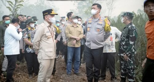 Gubernur Kalteng Agustiar Sabran Turun ke Jalan Trans Palangka Raya–Tumbang Nusa, Ikut Arahkan Penyemprotan Air dari Truk Tangki