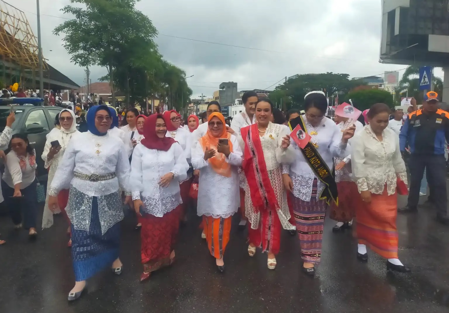 Ribuan Ibu dan Anak Meriahkan Parade Kebaya di Ambon, PIM Targetkan Rekor MURI dan Warisan Budaya Takbenda