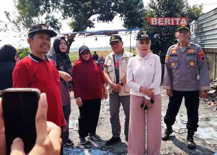 Bupati Kendal Salurkan Bantuan ke Korban Kebakaran Kadilangu, Imbau Warga Cek Instalasi Listrik Usia di Atas 10 Tahun