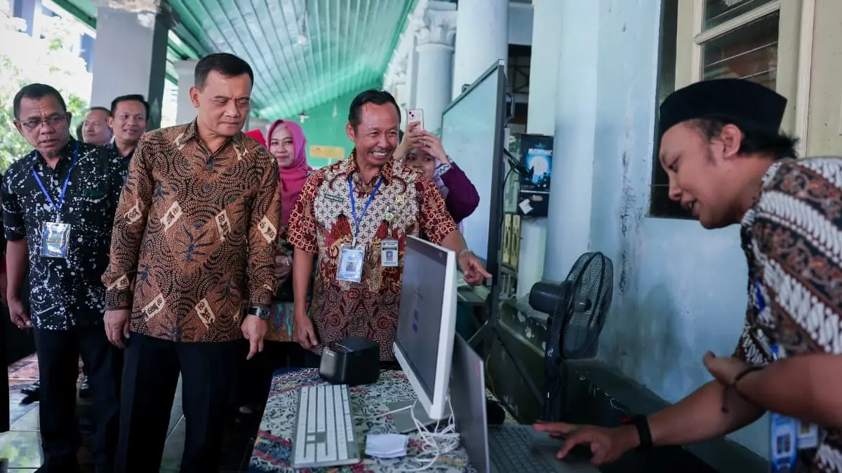 Momen Gubernur Jateng Apresiasi Petugas SPMB SMAN 3 Semarang yang Tetap Siaga di Hari Sabtu, Tagline “No Titip-titip” Kembali Ditegaskan
