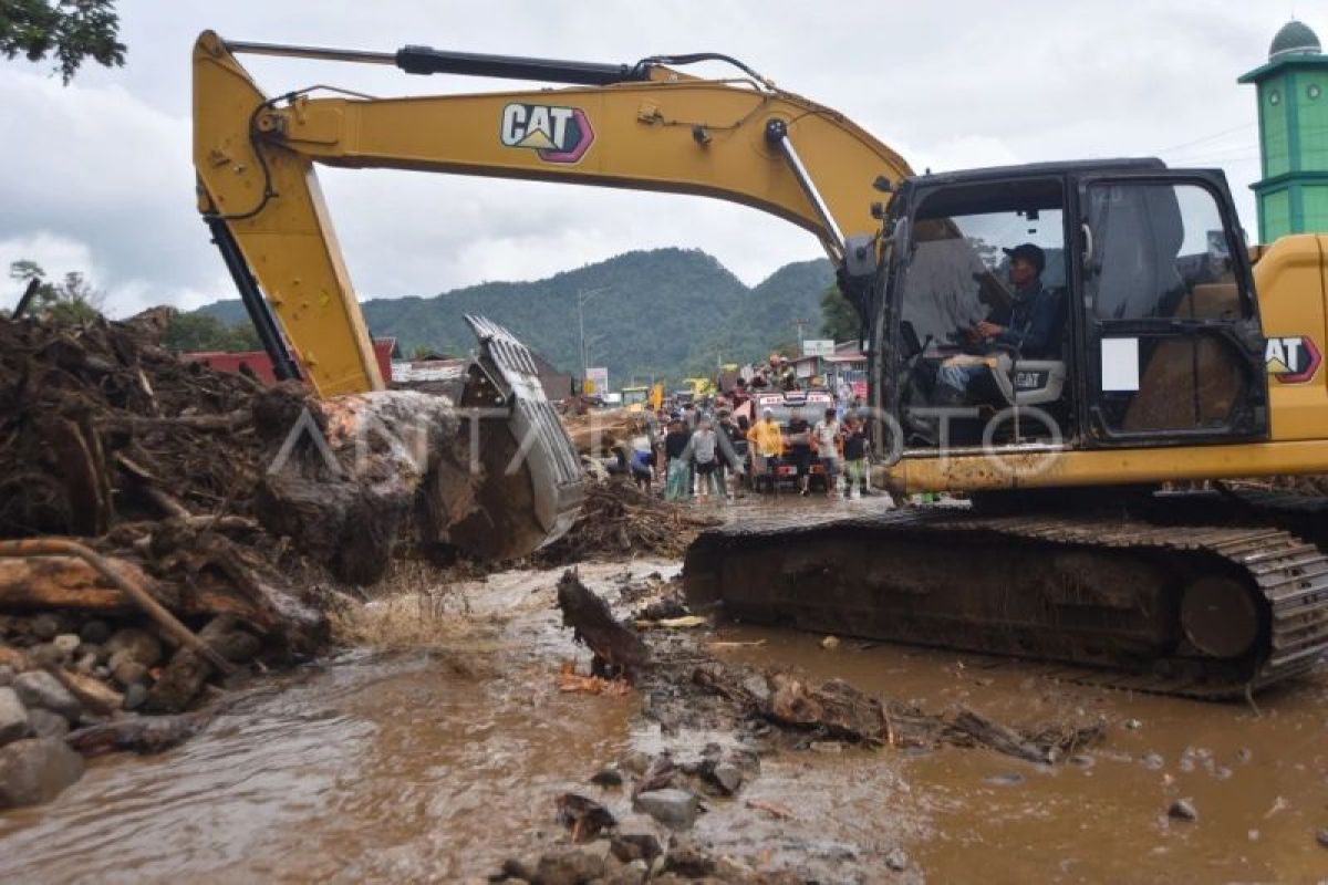 Banjir Bandang Solok Rendam 200 KK di Arosuka, Jalan Nasional Masih Putus