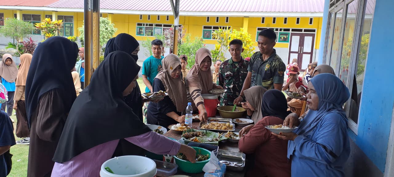 Usai Dibangunkan MCK oleh TMMD Ke-129, Guru SDN Umbele di Morowali Gelar Jamuan untuk Personel TNI
