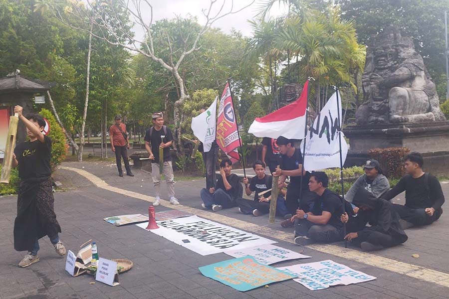 Aksi 'Grubug Agung' di Denpasar Soroti Penggunaan Air Bawah Tanah, Massa Desak Moratorium Segera Diterapkan