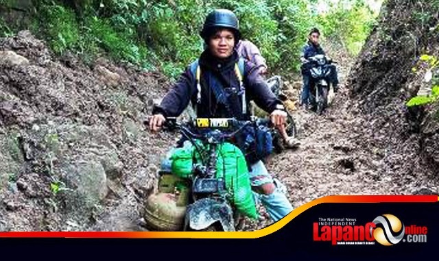 Mahasiswa Sulbar Kritik Keras Kondisi Jalan Provinsi di Mamuju yang Rusak Parah, Akses Warga Terganggu