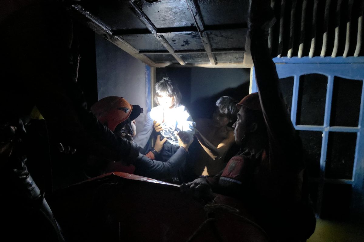 Banjir Padang Rendam Air Pacah hingga Tunggul Hitam, Tim SAR Gabungan Evakuasi Warga hingga Malam Hari