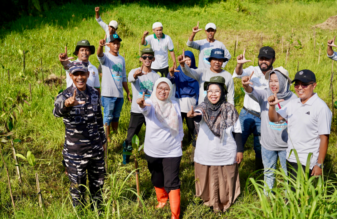 Dukung Program 'Mageri Segoro' Jateng, Pemkab Kebumen Tanam 1.500 Bibit Mangrove di Pantai Logending