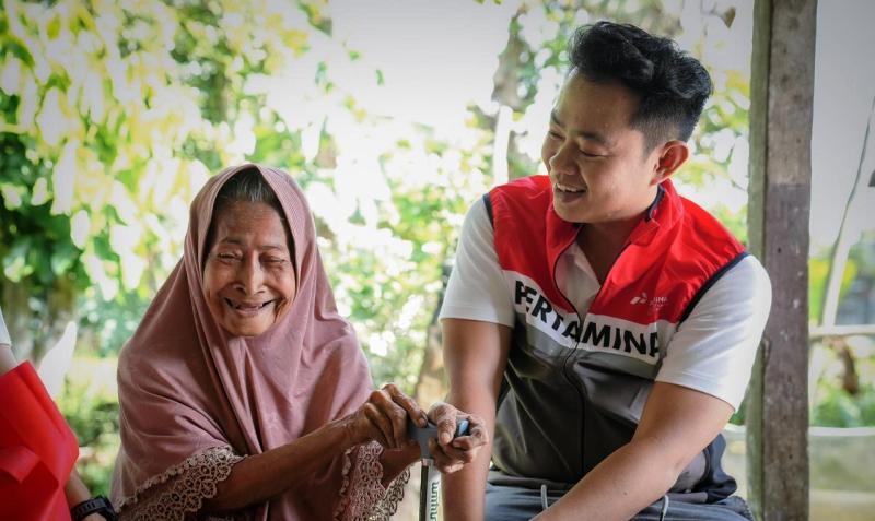 Warga Banyuasin I Terima Alat Bantu Jalan dari Kilang Plaju