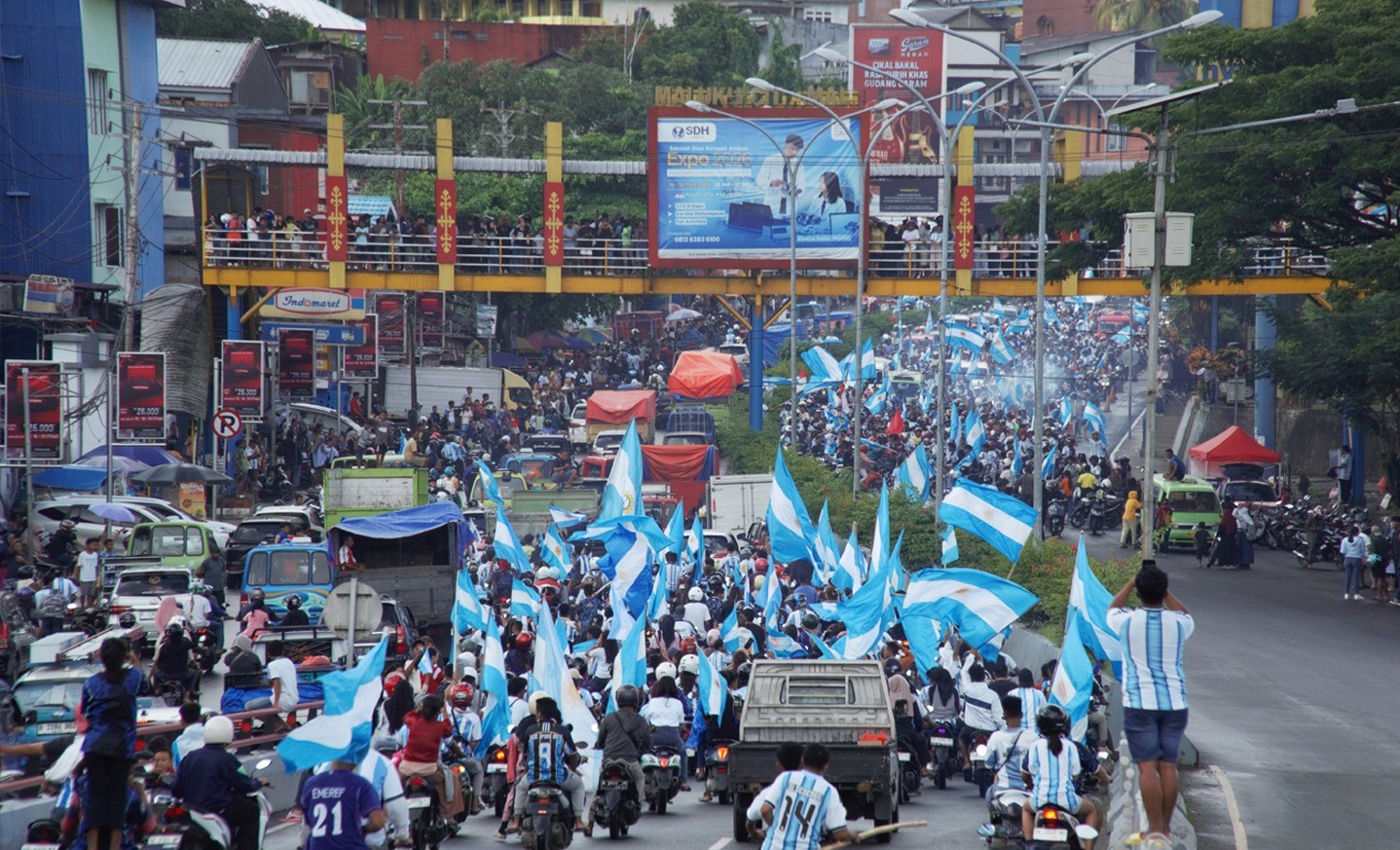 Konvoi Suporter Argentina di Ambon Usai Timnas Lolos 16 Besar, Ribuan Orang Padati Jalan Utama