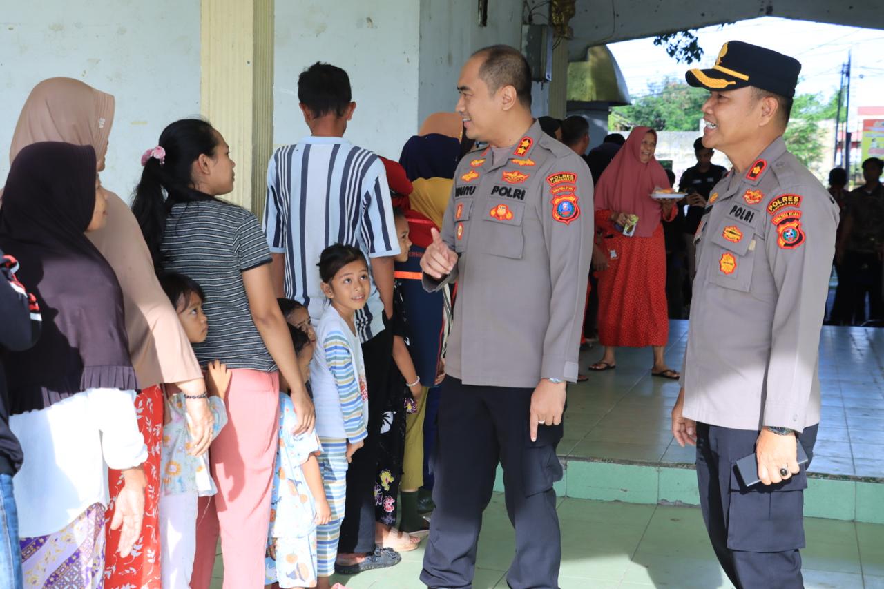 Kapolres Labuhanbatu Turun Langsung Bagikan Makanan Gratis di Warung Polri Presisi, Warga Antre Tertib Tanpa Sekat