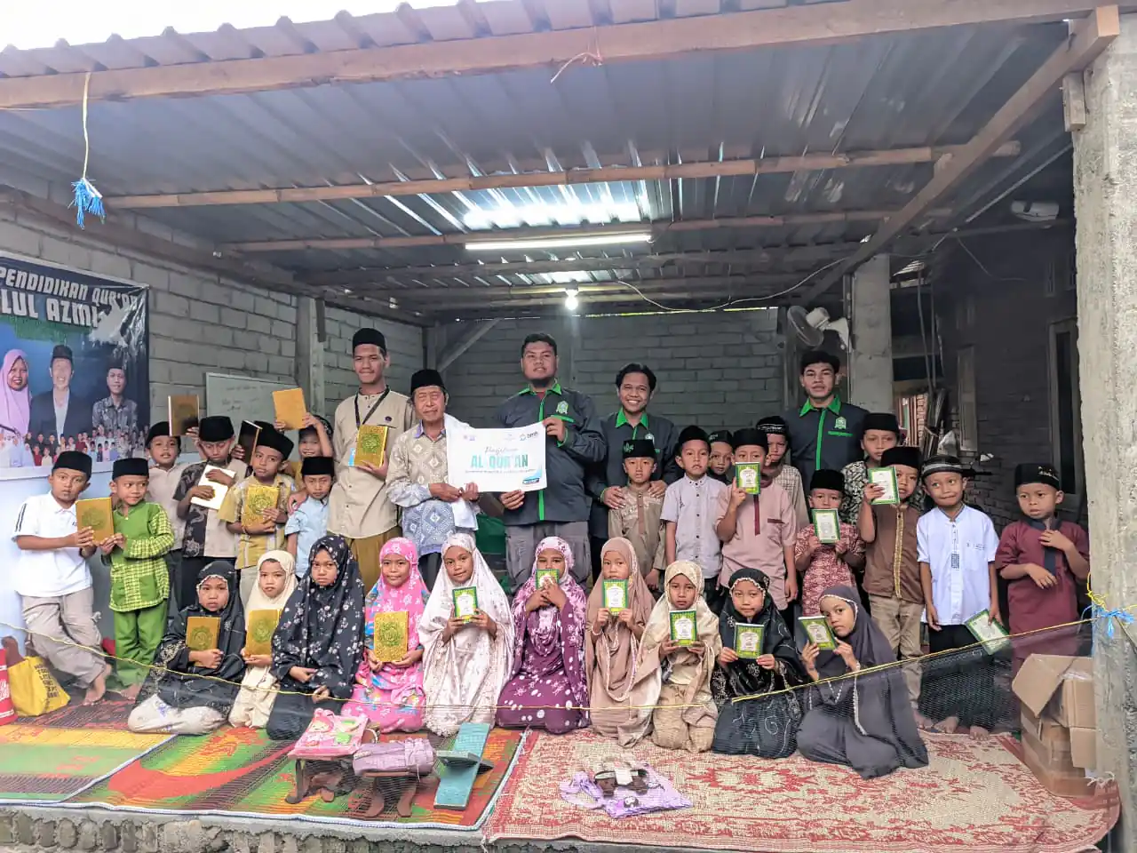 LAZNAS BMH, WAKANUS, dan PW Pemuda Hidayatullah NTB Salurkan 80 Al-Qur'an dan Iqro untuk Santri TPQ di Lombok Barat dan Lombok Tengah